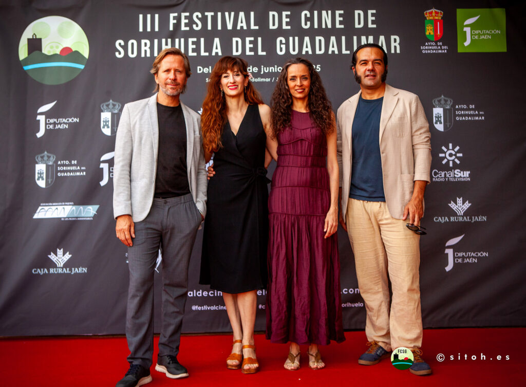 La directora Amada Santos con Carolina Cañada y premiados