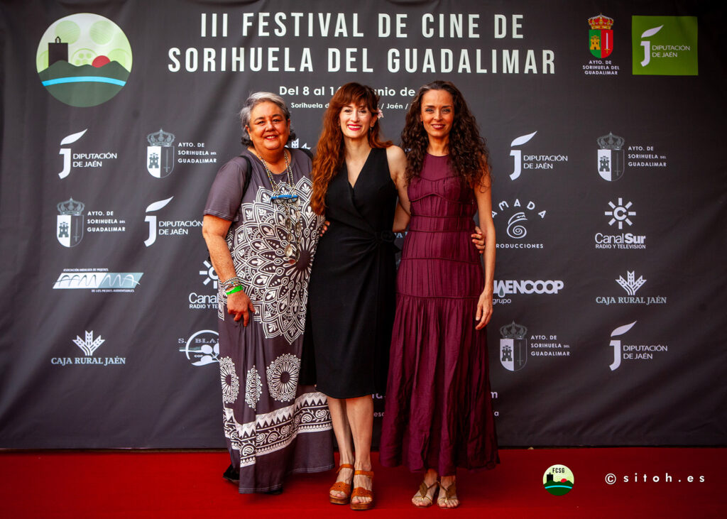 La directora Amada Santos con Carolina Cañada y Tere Arenas