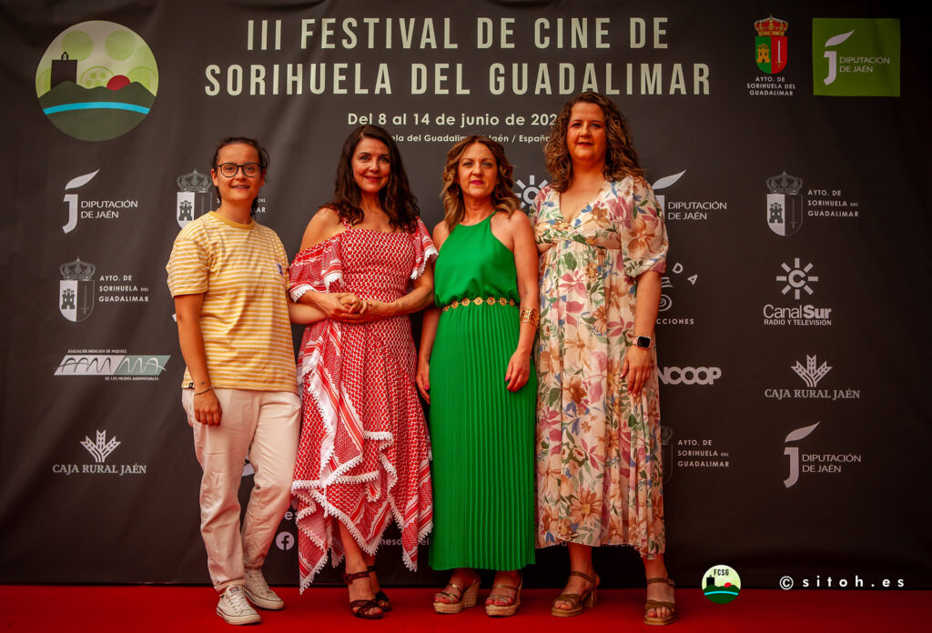 Ana Fernández y autoridades