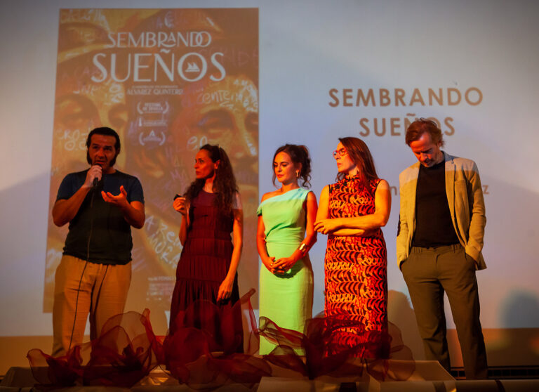 El festival comienza con la presentación del documental «Sembrando sueños» de Alfonso Sánchez