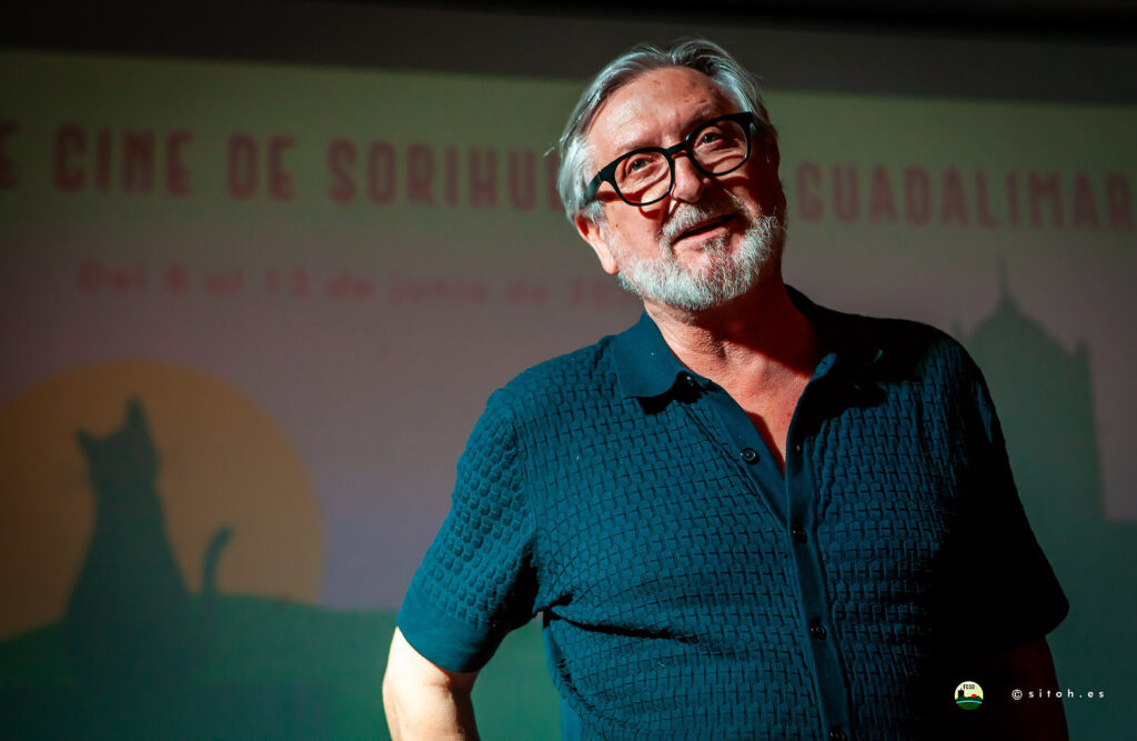 Sebastián Haro presentando POR LAS VENAS